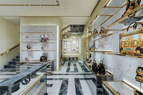 rivenditore scarpe versace napoli|Trova la boutique Versace più vicina .